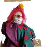 Niedlicher Clown auf Schaukel handbemalt ca. 16cm x 10cm, 2-fach sortiert